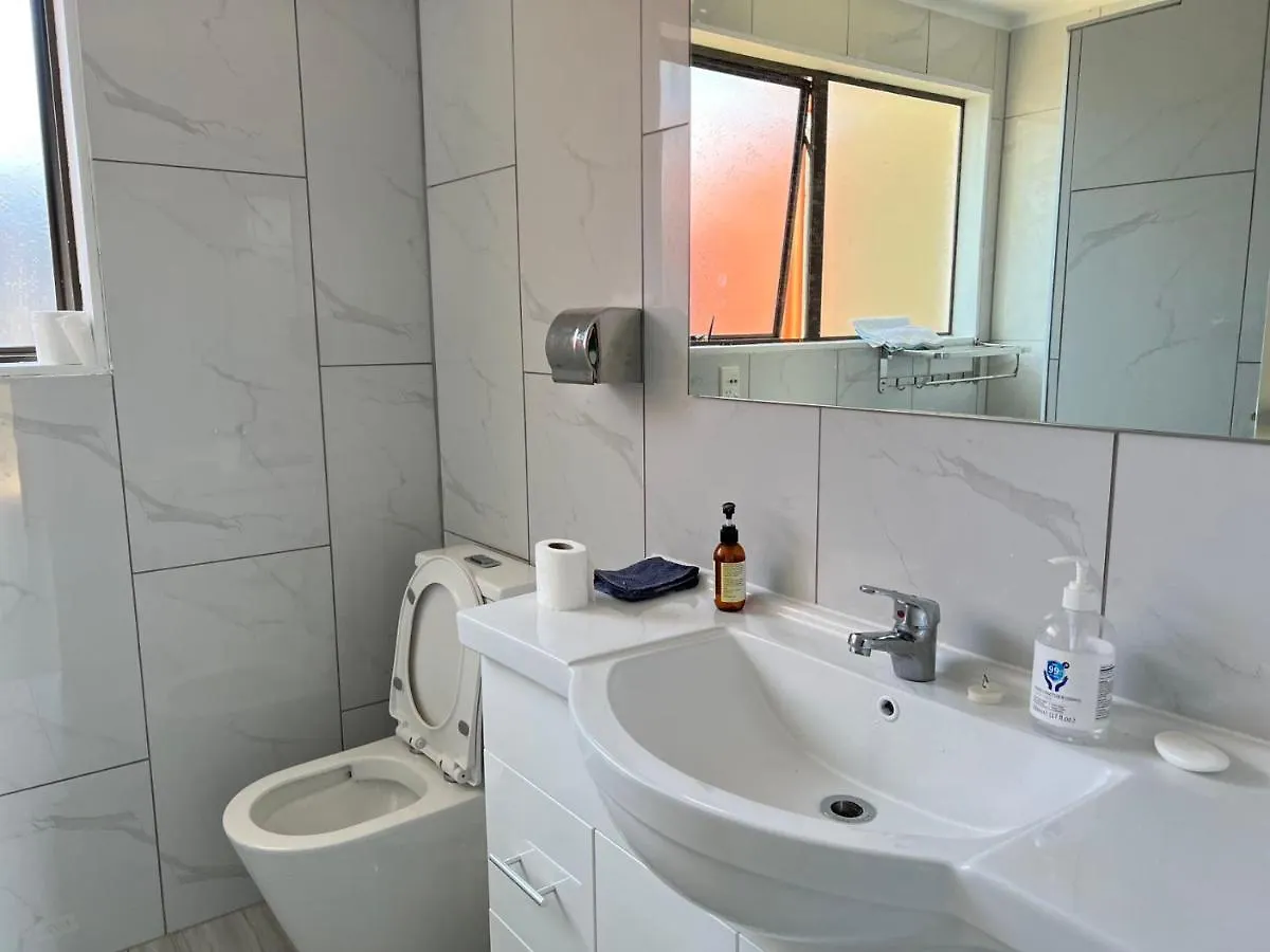 4 Beds Including 2 Double Beds, 1 Single Bed, And 1 Double Sofa Bed In A Small 1 Bedroom And 1 Lounge Studio No Kitchen Only Fridge, Microwave Rotorua Guest house