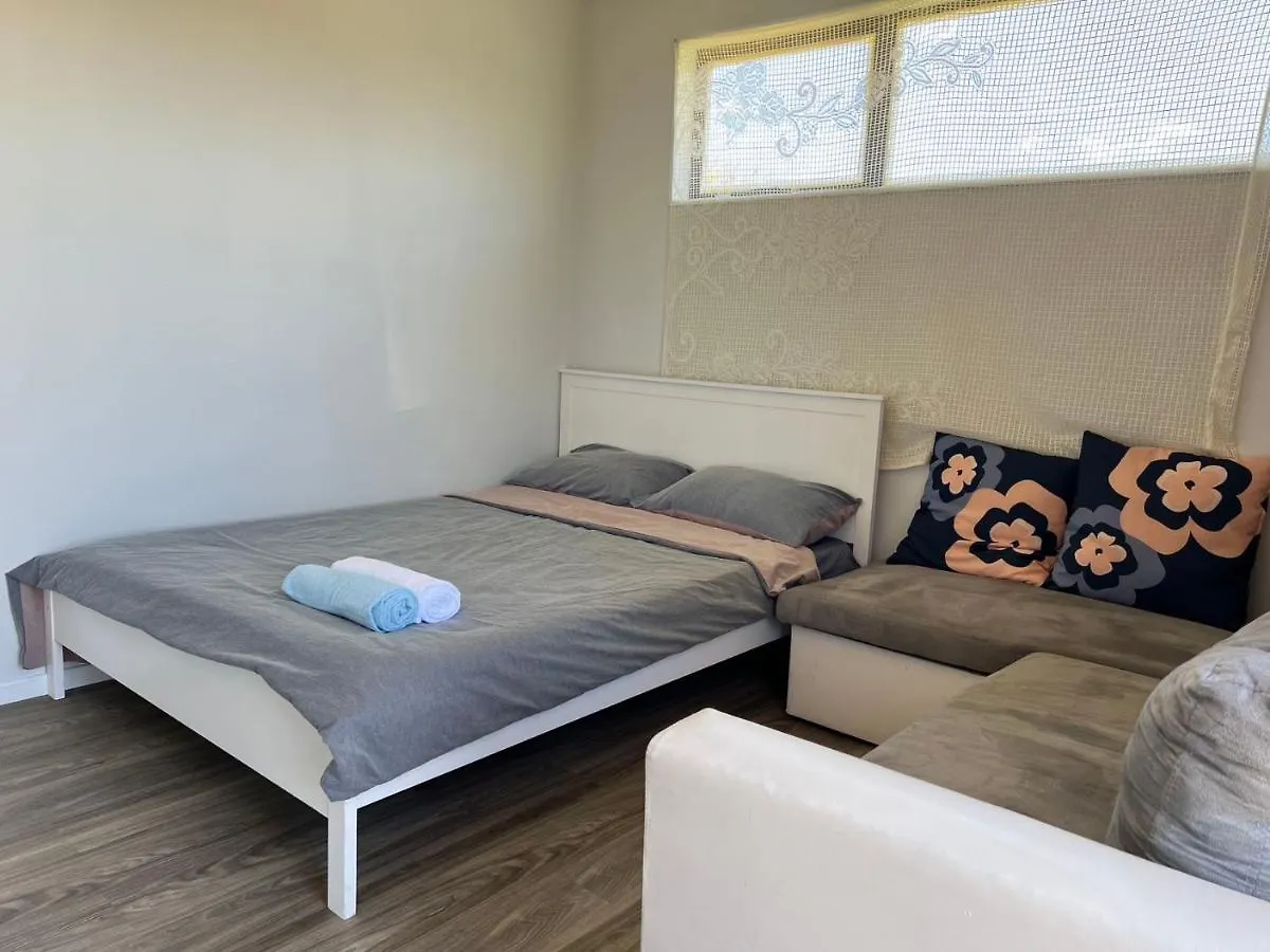 Guest house 4 Beds Including 2 Double Beds, 1 Single Bed, And 1 Double Sofa Bed In A Small 1 Bedroom And 1 Lounge Studio No Kitchen Only Fridge, Microwave Rotorua