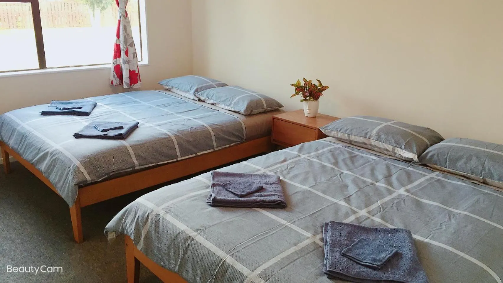 4 Beds Including 2 Double Beds, 1 Single Bed, And 1 Double Sofa Bed In A Small 1 Bedroom And 1 Lounge Studio No Kitchen Only Fridge, Microwave Rotorua 0*,  New Zealand