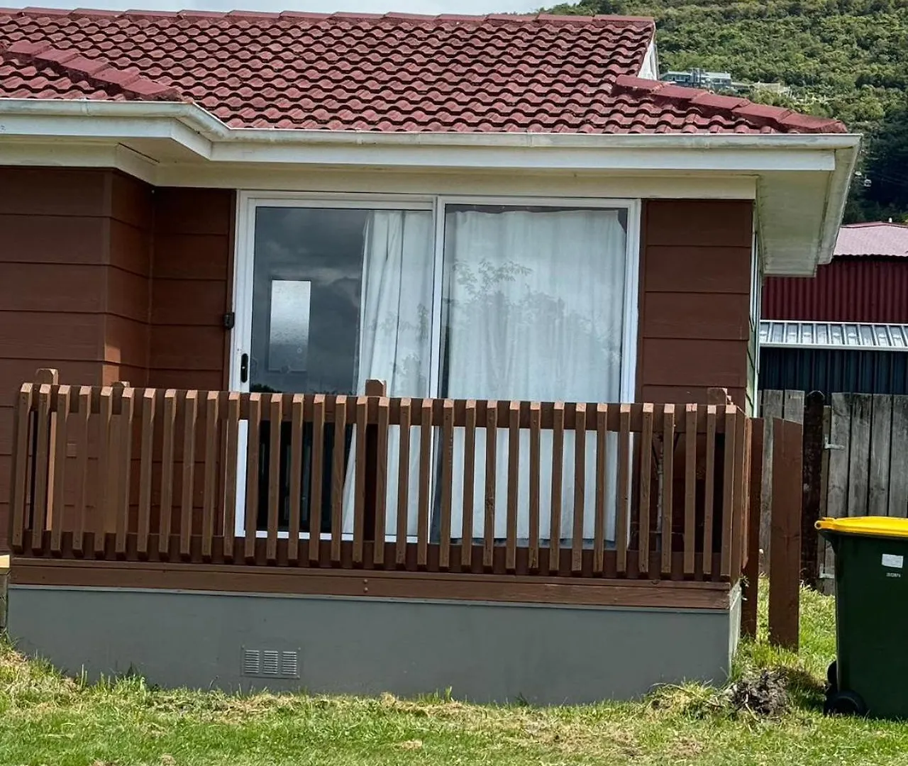 Guest house 4 Beds Including 2 Double Beds, 1 Single Bed, And 1 Double Sofa Bed In A Small 1 Bedroom And 1 Lounge Studio No Kitchen Only Fridge, Microwave Rotorua New Zealand