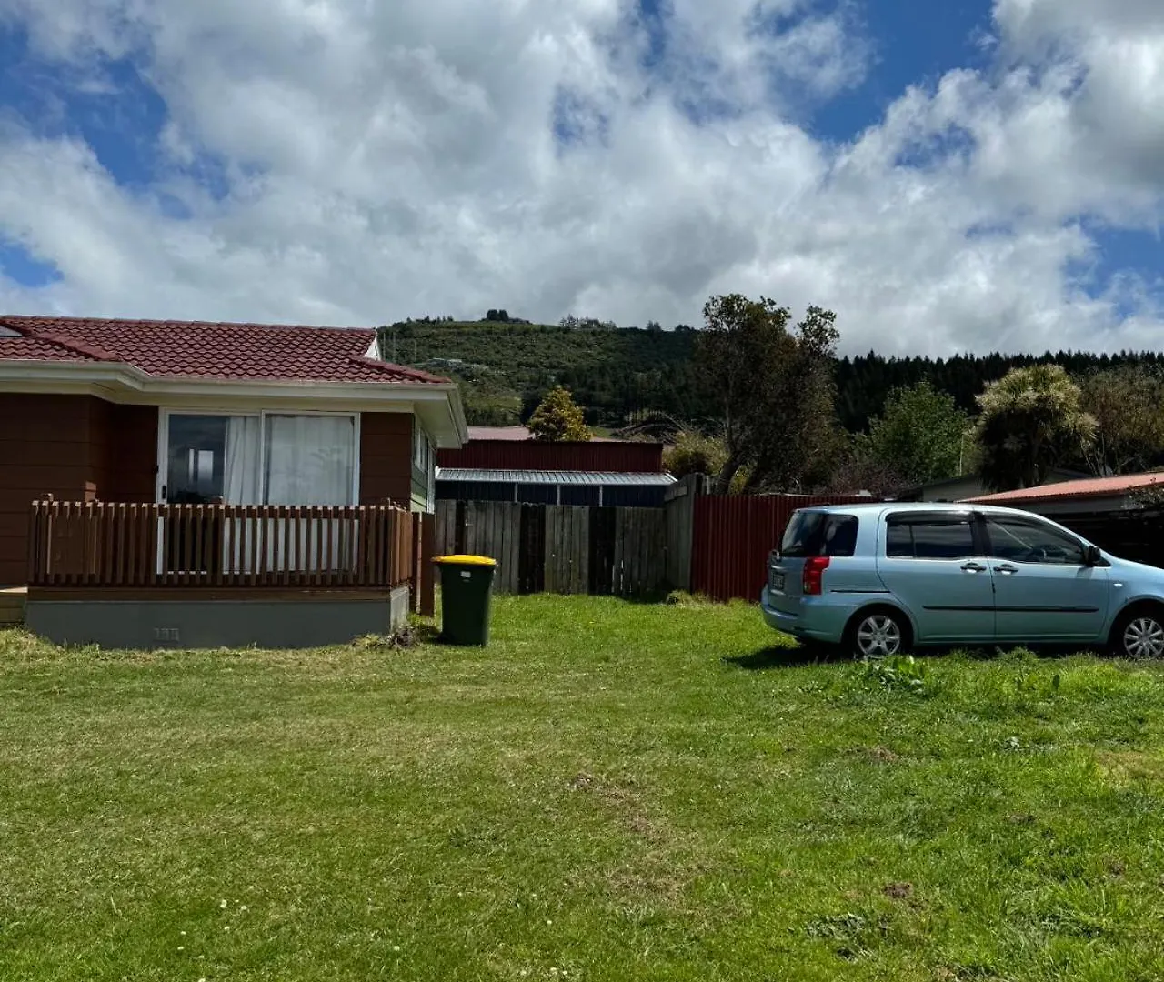 Guest house 4 Beds Including 2 Double Beds, 1 Single Bed, And 1 Double Sofa Bed In A Small 1 Bedroom And 1 Lounge Studio No Kitchen Only Fridge, Microwave Rotorua